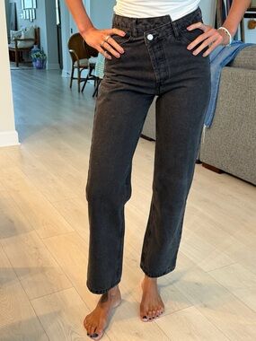 Black High-Rise Straight Leg Jeans button fly. Size SMALL. Model size 27. ab25